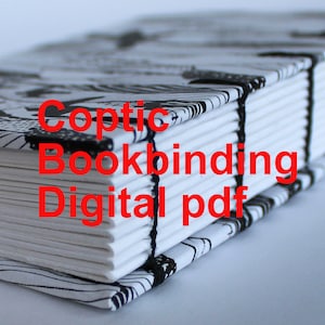 Op de afbeelding: Een close-up van een wit boek met zwarte stiksels en een zwart-witte gepatenteerde omslag. De tekst "Coptic Bookbinding Digital pdf" is in rood op de omslag gedrukt.