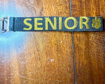 Portachiavi personalizzato con nome, portachiavi ricamato personalizzato, regalo per la classe del 2027, regalo di laurea, portachiavi carino e preppy personalizzato