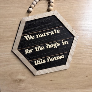 Letrero &quot;En esta casa, narramos por los perros&quot; / Decoración de pared divertida para amantes de los perros / Letrero artesanal con frase sobre mascotas estilo granja / Regalo rústico de madera para dueños de perros