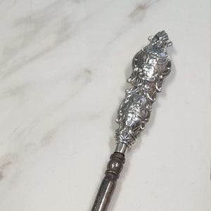 antique Birmingham silver 1907 cherub decorated handle button hook