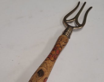 Tenedor para tostar de latón antiguo con mango de madera