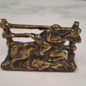 Estante para cartas vintage de latón decorado con un pequeño caballo