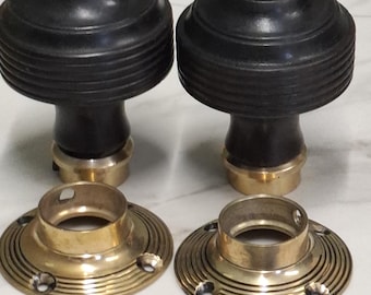 Paire de poignées de porte anciennes en bois d'ébène et laiton