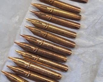 Laiton antique 14 x plumes allongées en laiton