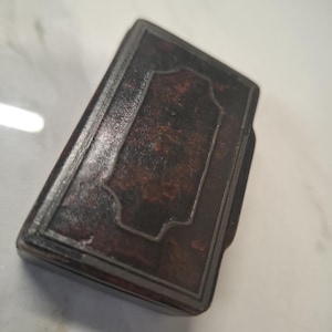 Peut inclure: Une tasse en céramique blanche avec une anse noire et le texte "But First, Coffee" en noir, en gras. La tasse est posée sur une surface en bois. La tasse mesure environ 10 cm de haut.