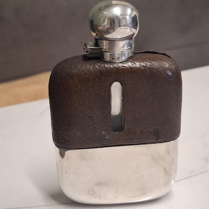 Gourde avec bouchon verrouillable en cuir argenté antique