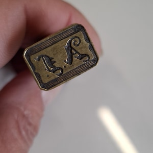 Sello de lacre antiguo de madera y latón con la letra VI