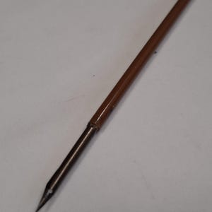 Stylo plume fin en plastique brun antique