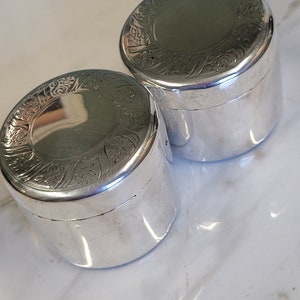 Par de cajas de baratijas redondas antiguas de plata sueca de 1867