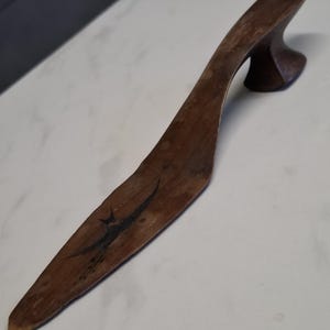 abridor de cartas em forma de sapato pintado à mão em madeira de oliveira antiga