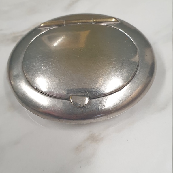 polvera compacta ovalada pequeña con placa de plata antigua