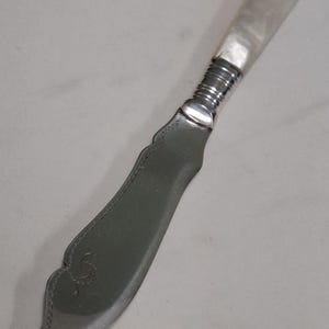 antike geätzte Silberplatte Perlmuttgriff Buttermesser