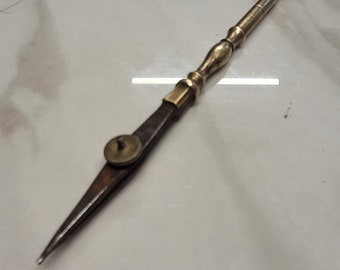 Antiker Zeichner-Tauchstift aus gedrehtem Messing