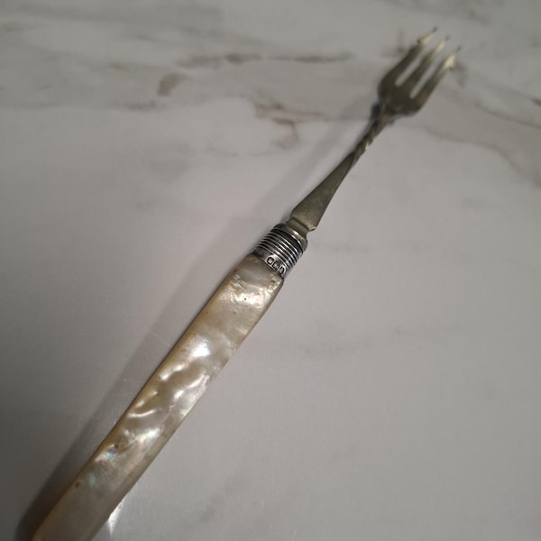 Tenedor para encurtidos antiguo de plata con mango de nácar, 1893