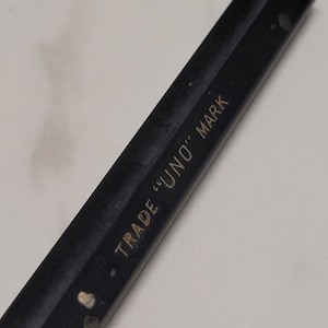 Stylo à bille en plastique noir vintage uno