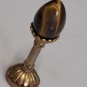Antiguo sello de lacre con forma de huevo, con piedra de ojo de tigre y baño de oro.