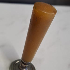 timbro di ceralacca in plastica ambrata vintage