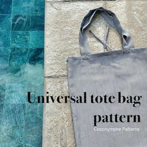 Peut inclure: Un sac fourre-tout à motif vichy gris et blanc avec deux anses en tissu. Le texte sur le sac indique Universal tote bag pattern et Coconymphe Patterns. Le sac est rectangulaire avec une base plate et un petit lien de fermeture en haut.