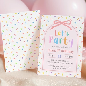 Può includere: Un invito per una festa di compleanno con sfondo bianco e coriandoli colorati. L'invito presenta il testo "Let's Party" in colori pastello, insieme ai dettagli dell'evento. Palloncini rosa e una palla da discoteca sullo sfondo.