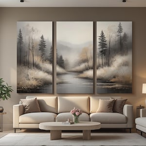 Könnte beinhalten: Ein dreiteiliges Leinwandkunstwerk, das eine neblige Landschaft mit einem Fluss, Bäumen und gedämpften Farben zeigt. Das Kunstwerk wird über einem beigefarbenen Sofa mit passenden Kissen, einem runden Couchtisch und einem Beistelltisch mit einer Pflanze ausgestellt.