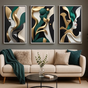 Op de afbeelding: Drie ingelijste abstracte kunstwerken met gouden, groene en witte vloeiende ontwerpen tegen een zwarte achtergrond. De kunstwerken hangen boven een beige bank met kussens en een groene deken. Een ronde salontafel staat voor de bank.