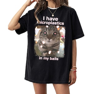 Ironisk katt mikroplastik t-shirt, fånig humor t-shirt, dumma gåvor