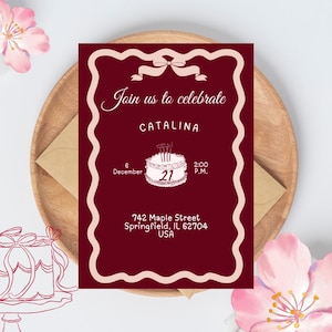 Puede incluir: Una tarjeta de invitación burdeos con un borde decorativo y un lazo en la parte superior. El texto dice "Join us to celebrate CATALINA" con detalles sobre una fiesta de cumpleaños número 21, incluyendo la fecha, hora y dirección.
