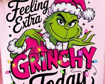 Je suis particulièrement grincheux aujourd'hui (PNG), Grinch rose de Noël (PNG), Design de t-shirt de Noël amusant, Noël preppy, Sublimation Grinchmas rétro, Girly