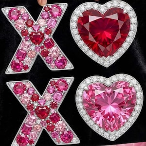 Può includere: Su una superficie di velluto nero sono esposti due gioielli a forma di 'X' e due a forma di cuore. Le 'X' sono riempite di pietre preziose rosa e rosse. I cuori sono di un rosso intenso e rosa, ciascuno circondato da un alone di piccole pietre trasparenti.