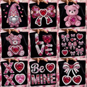 Puede incluir: Nueve bolsas de mano negras con dise&ntilde;os del D&iacute;a de San Valent&iacute;n. Los dise&ntilde;os incluyen un gnomo, un lazo, un oso de peluche, la palabra "LOVE", lazos y corazones, "XOXO", "Be Mine" y cerezas, todos con detalles de joyas rojas y rosas.