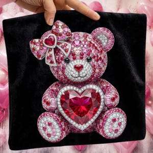 Puede incluir: Un oso de peluche enjoyado con una gran gema en forma de coraz&oacute;n en su pecho. El oso est&aacute; cubierto de gemas rosas y rojas, con un lazo en la cabeza. El oso est&aacute; sobre un fondo negro.