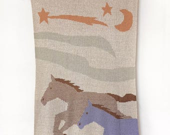 Tapiz de punto con caballos • Tapiz de pared de estilo western • Tapiz de caballos corriendo • Decoración infantil vaquera