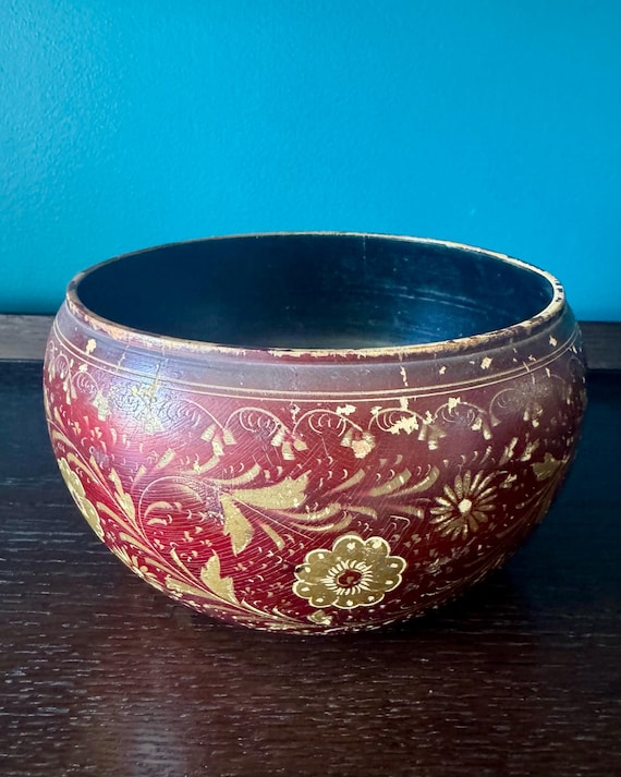 Vintage Burmese lacquerware bowl – red & gold hand-painted yun-de – Southeast Asian décor