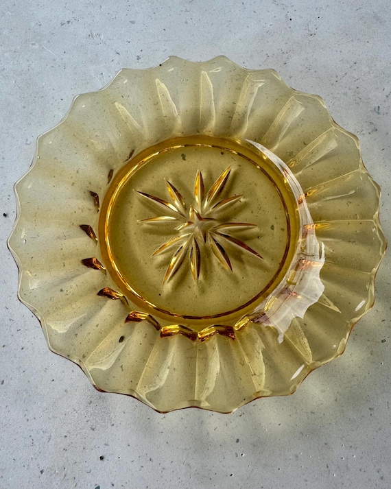 Vintage Amber Glass Dish – Ruffled Edge Starburst Bowl – 15cm Mid-Century Pressed Glass