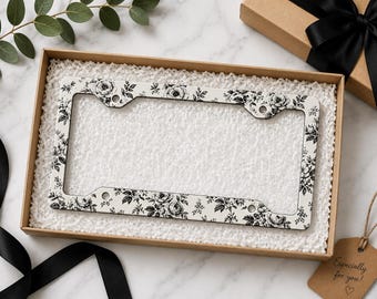 Moldura de placa de metal floral em preto e branco | Decoração automotiva estilo cottagecore