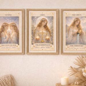 Peut inclure: Trois impressions d'art encadrées avec des illustrations célestes. Les impressions représentent des femmes aux longs cheveux, représentant les signes Gémeaux, Balance et Verseau. Chaque impression a un cadre doré et du texte en haut et en bas.