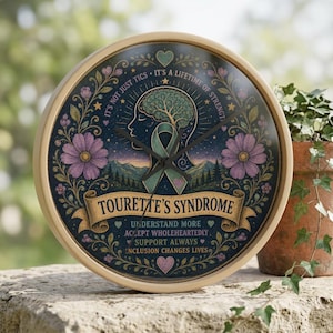 Puede incluir: Un reloj de pared redondo con marco de madera clara, fondo azul oscuro, silueta de perfil con un cerebro en forma de árbol, lazo color verde azulado, flores moradas y el texto "TOURETTE'S SYNDROME" junto a frases de apoyo.