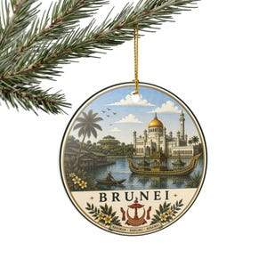 Peut inclure: Un ornement rond en céramique illustrant la mosquée Sultan Omar Ali Saifuddien au Brunei, un bateau traditionnel sur l'eau et des palmiers. Le texte BRUNEI est imprimé en dessous avec l'emblème national et des fleurs décoratives.