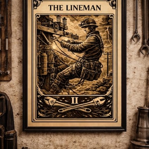 Op de afbeelding: Ingelijste illustratie van een elektricien aan het werk. De afbeelding, getiteld "The Lineman", toont een arbeider op een elektriciteitsleiding met gereedschap en een stormachtige lucht. Het kunstwerk is in een zwart frame en heeft een rustieke uitstraling, met het Romeinse cijfer "II".