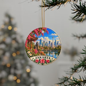 Könnte beinhalten: Ein rundes Keramikornament mit einer farbenfrohen Illustration der Skyline von Jakarta, einschließlich des Nationaldenkmals, umgeben von tropischen Blumen und einem traditionellen Bauwerk, mit dem Wort JAKARTA unten.