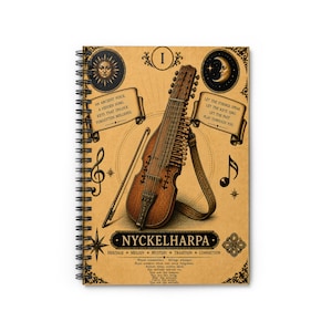 Könnte beinhalten: Spiralgebundenes Notizbuch mit einer detaillierten Illustration einer Nyckelharpa, einem traditionellen schwedischen Instrument. Das Design umfasst Textelemente, eine Sonne, einen Mond, Noten und dekorative Bordüren. Das Notizbuch hat einen braunen Hintergrund.