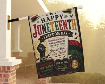 Könnte beinhalten: Eine Juneteenth Freedom Day Flagge mit Vintage-Design. Die Flagge zeigt die Worte "Happy Juneteenth Freedom Day" in fetten Buchstaben, zusammen mit einer geballten Faust, einer Flagge und dem Text "Free at Last, Free Indeed."