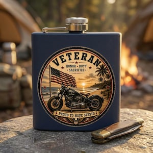 Petaca de acero inoxidable con la bandera de los veteranos motociclistas y puesta de sol