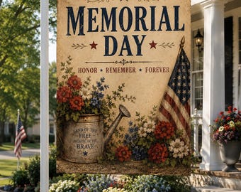 Könnte beinhalten: Eine Memorial Day Gartenflagge mit patriotischen Bildern. Die Flagge zeigt die Worte "Memorial Day" und "Honor, Remember, Forever". Sie enthält eine amerikanische Flagge, Blumen und eine Gießkanne. Der Satz "Land of the Free, Because of the Brave" ist ebenfalls sichtbar.