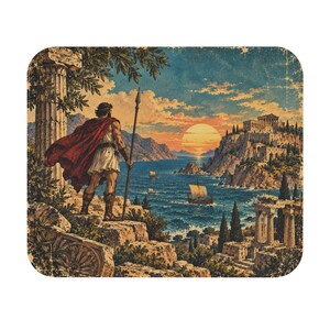 Può includere: Un sottobicchiere rettangolare con un'illustrazione stampata di un guerriero con mantello rosso e tunica bianca che tiene una lancia. La scena raffigura antiche rovine in pietra, colonne e un paesaggio costiero con navi a vela al tramonto.