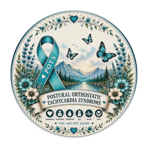 Puede incluir: Un gráfico circular con una cinta de concienciación de color azul verdoso etiquetada como POTS, un paisaje de lago de montaña y mariposas. Incluye el texto POSTURAL ORTHOSTATIC TACHYCARDIA SYNDROME, iconos informativos y la frase YOU ARE NOT ALONE.