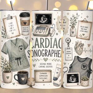 Può includere: Un bicchiere cilindrico in acciaio inossidabile a tema ecografista cardiaco, con illustrazioni di una casacca medica, un ecografo, anatomia cardiaca, una tazza di caffè e cartelline con testo che include Cardiac Sonographer e Seeing More Caring Deeper.