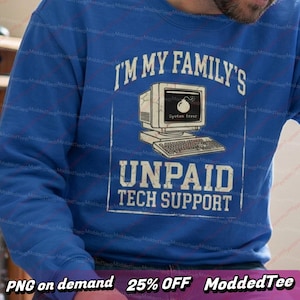 Puede incluir: Sudadera azul con el texto blanco "I'M MY FAMILY'S UNPAID TECH SUPPORT". El diseño incluye un monitor de ordenador retro con un icono de bomba y un teclado. La sudadera es de color azul liso.