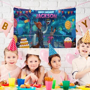 Op de afbeelding: Een kleurrijke verjaardagsbanner met de tekst "HAPPY BIRTHAY JACKSON" en stripfiguren. De banner wordt getoond achter kinderen met feesthoeden en zittend aan een tafel met feestartikelen. Roze en gouden banners spellen "B" en "Y".