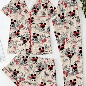 Könnte beinhalten: Eine weiße Keramik-Tasse mit schwarzem Henkel und dem Text "But First, Coffee" in schwarzer, handschriftlicher Schrift. Die Tasse steht auf einer weißen Oberfläche.